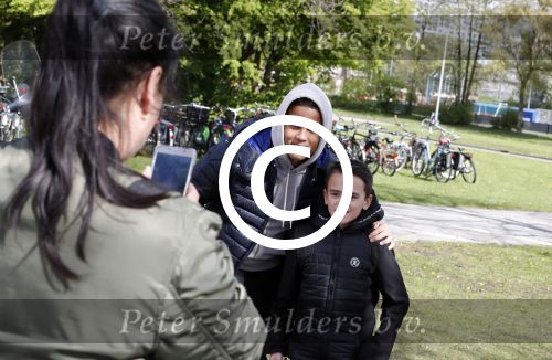 Amsterdam 17 april 2017
Justin Kluivert gaat met een fan op de foto