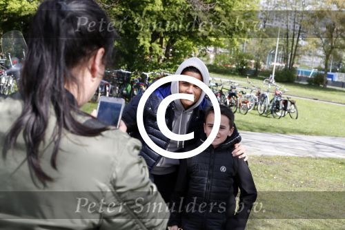 Amsterdam 17 april 2017
Justin Kluivert gaat met een fan op de foto