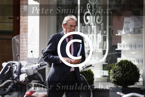 Amsterdam 5 april 2017 
Oud heineken directeur Karel Vuursteen op straat in amsterdam
