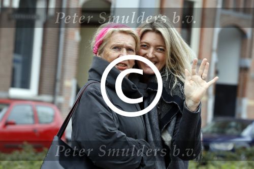 Amsterdam 3 april 2017 
Karin Dijksman met haar moeder op straat