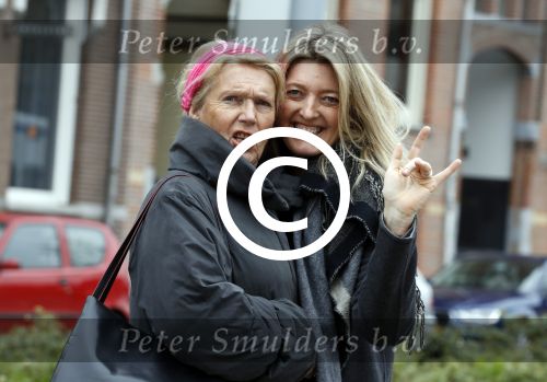 Amsterdam 3 april 2017 
Karin Dijksman met haar moeder op straat