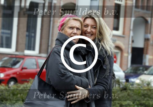 Amsterdam 3 april 2017 
Karin Dijksman met haar moeder op straat