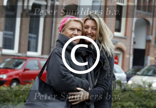 Amsterdam 3 april 2017 
Karin Dijksman met haar moeder op straat