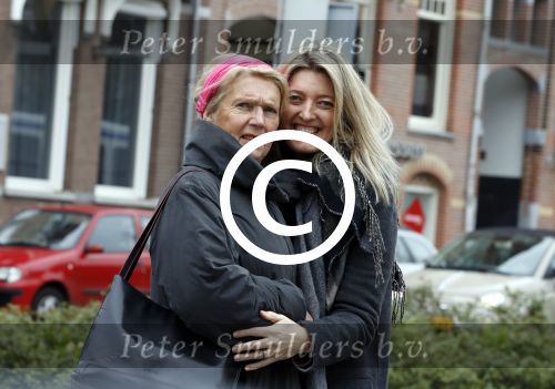 Amsterdam 3 april 2017 
Karin Dijksman met haar moeder op straat