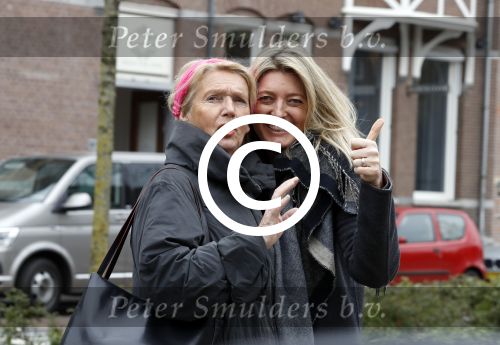 Amsterdam 3 april 2017 
Karin Dijksman met haar moeder op straat