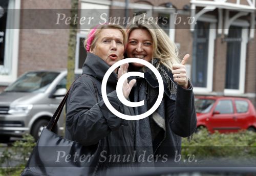 Amsterdam 3 april 2017 
Karin Dijksman met haar moeder op straat