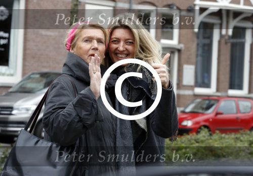 Amsterdam 3 april 2017 
Karin Dijksman met haar moeder op straat
