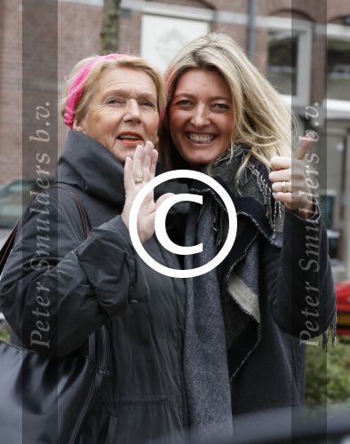 Amsterdam 3 april 2017 
Karin Dijksman met haar moeder op straat