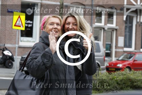 Amsterdam 3 april 2017 
Karin Dijksman met haar moeder op straat