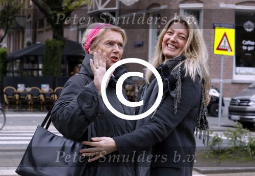 Amsterdam 3 april 2017 
Karin Dijksman met haar moeder op straat