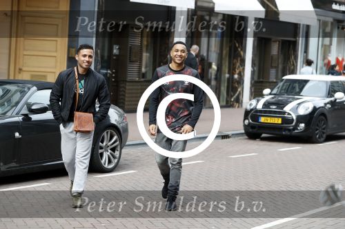 Amsterdam 12 mei 2017
Kenny Tete met een vriend op de pc hooftstraat