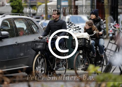 Amsterdam 29 april 2017  
kim v Kooten met man Jacob Derwig en dochter op de fiets in Amsterdam zuid