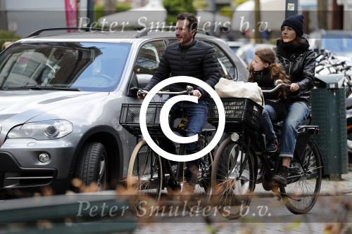 Amsterdam 29 april 2017  
kim v Kooten met man Jacob Derwig en dochter op de fiets in Amsterdam zuid