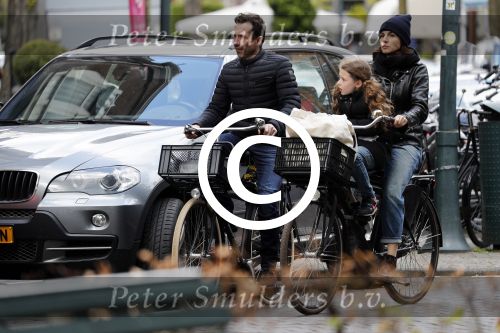Amsterdam 29 april 2017  
kim v Kooten met man Jacob Derwig en dochter op de fiets in Amsterdam zuid