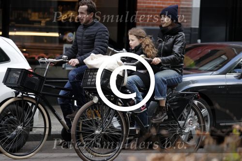 Amsterdam 29 april 2017  
kim v Kooten met man Jacob Derwig en dochter op de fiets in Amsterdam zuid