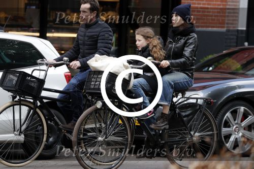Amsterdam 29 april 2017  
kim v Kooten met man Jacob Derwig en dochter op de fiets in Amsterdam zuid