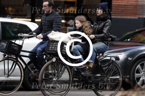 Amsterdam 29 april 2017  
kim v Kooten met man Jacob Derwig en dochter op de fiets in Amsterdam zuid