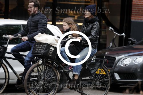 Amsterdam 29 april 2017  
kim v Kooten met man Jacob Derwig en dochter op de fiets in Amsterdam zuid