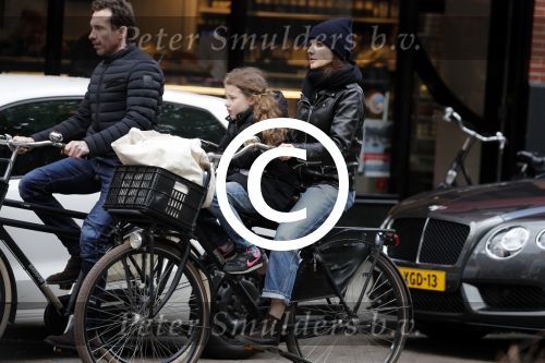 Amsterdam 29 april 2017  
kim v Kooten met man Jacob Derwig en dochter op de fiets in Amsterdam zuid