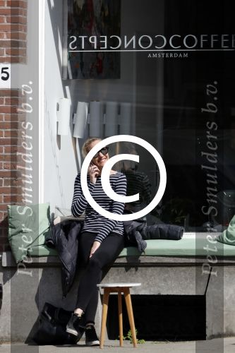Amsterdam 8 april 2017 
Kimberley Klaver bellend op terras