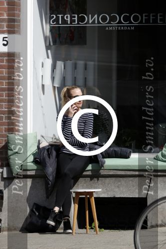 Amsterdam 8 april 2017 
Kimberley Klaver bellend op terras