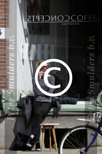 Amsterdam 8 april 2017 
Kimberley Klaver bellend op terras