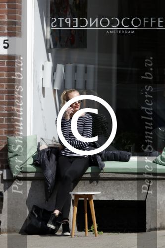 Amsterdam 8 april 2017 
Kimberley Klaver bellend op terras