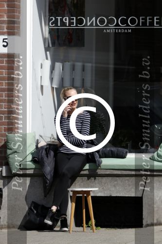 Amsterdam 8 april 2017 
Kimberley Klaver bellend op terras