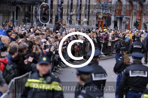 Amsterdam 28 april 2017
Koning Willem Alexander en Koningin Maxima vieren zijn 50e verjaardag met 150 nederlanders die op dezelfde dag jarig zijn in het palei op de dam