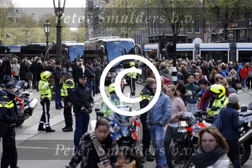 Amsterdam 28 april 2017
Koning Willem Alexander en Koningin Maxima vieren zijn 50e verjaardag met 150 nederlanders die op dezelfde dag jarig zijn in het palei op de dam