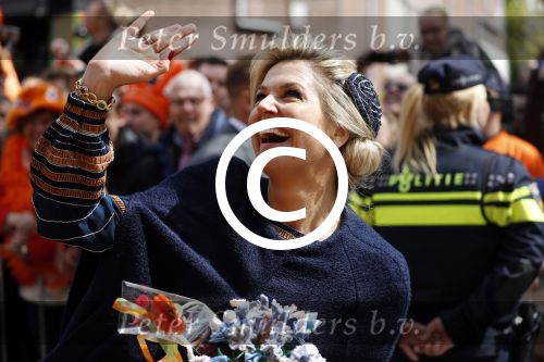 Tilburg 27 april 2017
Koningsdag in tilburg. Aanwezige leden van de koninklijke familie zijn, Koning Willem Alexander Koningin Maxima Prinses Amalia Ariane Alexia, Prins Constantijn prinses Laurentien Prins Maurits Prinses Marilene Prins Bernhard jr Prinses Annette Prins Floris Prinses Aimee Prins Pieter Christiaan en Prinses Anita. Guus Meeuwis en Gers Pardoel zingen ze toe.