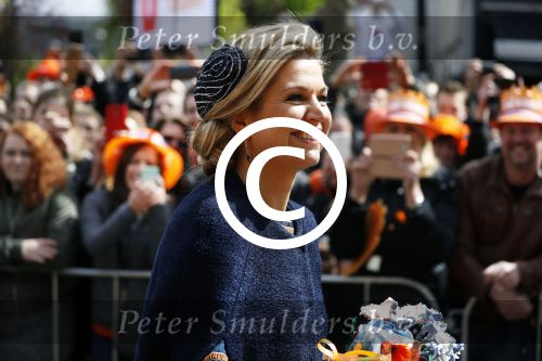 Tilburg 27 april 2017
Koningsdag in tilburg. Aanwezige leden van de koninklijke familie zijn, Koning Willem Alexander Koningin Maxima Prinses Amalia Ariane Alexia, Prins Constantijn prinses Laurentien Prins Maurits Prinses Marilene Prins Bernhard jr Prinses Annette Prins Floris Prinses Aimee Prins Pieter Christiaan en Prinses Anita. Guus Meeuwis en Gers Pardoel zingen ze toe.