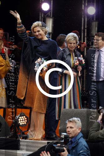 Tilburg 27 april 2017
Koningsdag in tilburg. Aanwezige leden van de koninklijke familie zijn, Koning Willem Alexander Koningin Maxima Prinses Amalia Ariane Alexia, Prins Constantijn prinses Laurentien Prins Maurits Prinses Marilene Prins Bernhard jr Prinses Annette Prins Floris Prinses Aimee Prins Pieter Christiaan en Prinses Anita. Guus Meeuwis en Gers Pardoel zingen ze toe.