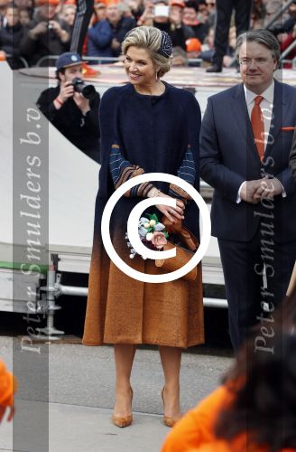 Tilburg 27 april 2017
Koningsdag in tilburg. Aanwezige leden van de koninklijke familie zijn, Koning Willem Alexander Koningin Maxima Prinses Amalia Ariane Alexia, Prins Constantijn prinses Laurentien Prins Maurits Prinses Marilene Prins Bernhard jr Prinses Annette Prins Floris Prinses Aimee Prins Pieter Christiaan en Prinses Anita. Guus Meeuwis en Gers Pardoel zingen ze toe.