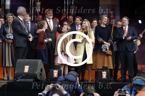 Tilburg 27 april 2017
Koningsdag in Tilburg. Aanwezige leden van de koninklijke familie zijn, Koning Willem Alexander Koningin Maxima Prinses Amalia Ariane Alexia, Prins Constantijn prinses Laurentien Prins Maurits Prinses Marilene Prins Bernhard jr Prinses Annette Prins Floris Prinses Aimee Prins Pieter Christiaan en Prinses Anita. Guus Meeuwis en Gers Pardoel zingen ze toe.