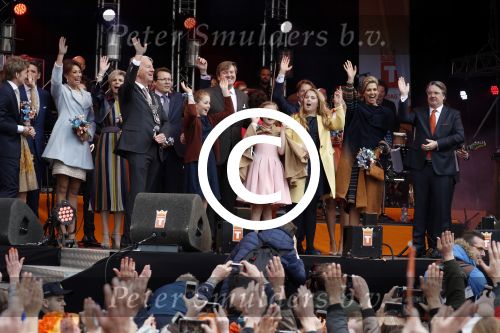 Tilburg 27 april 2017
Koningsdag in Tilburg. Aanwezige leden van de koninklijke familie zijn, Koning Willem Alexander Koningin Maxima Prinses Amalia Ariane Alexia, Prins Constantijn prinses Laurentien Prins Maurits Prinses Marilene Prins Bernhard jr Prinses Annette Prins Floris Prinses Aimee Prins Pieter Christiaan en Prinses Anita. Guus Meeuwis en Gers Pardoel zingen ze toe.