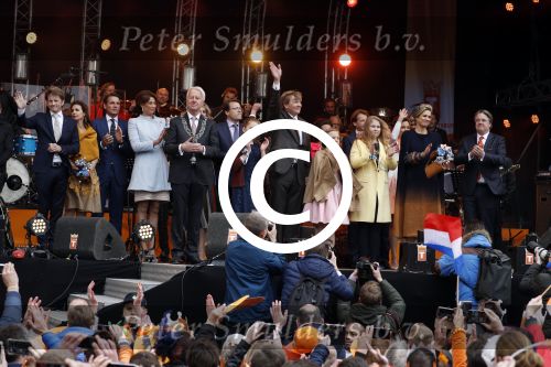 Tilburg 27 april 2017
Koningsdag in Tilburg. Aanwezige leden van de koninklijke familie zijn, Koning Willem Alexander Koningin Maxima Prinses Amalia Ariane Alexia, Prins Constantijn prinses Laurentien Prins Maurits Prinses Marilene Prins Bernhard jr Prinses Annette Prins Floris Prinses Aimee Prins Pieter Christiaan en Prinses Anita. Guus Meeuwis en Gers Pardoel zingen ze toe.
