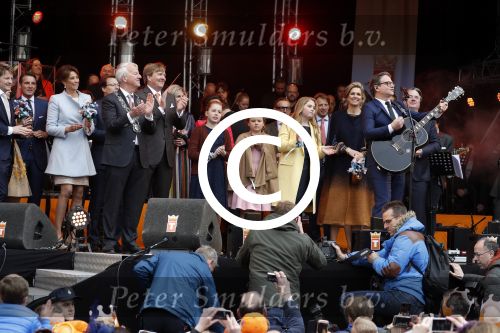 Tilburg 27 april 2017
Koningsdag in Tilburg. Aanwezige leden van de koninklijke familie zijn, Koning Willem Alexander Koningin Maxima Prinses Amalia Ariane Alexia, Prins Constantijn prinses Laurentien Prins Maurits Prinses Marilene Prins Bernhard jr Prinses Annette Prins Floris Prinses Aimee Prins Pieter Christiaan en Prinses Anita. Guus Meeuwis en Gers Pardoel zingen ze toe.