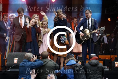 Tilburg 27 april 2017
Koningsdag in Tilburg. Aanwezige leden van de koninklijke familie zijn, Koning Willem Alexander Koningin Maxima Prinses Amalia Ariane Alexia, Prins Constantijn prinses Laurentien Prins Maurits Prinses Marilene Prins Bernhard jr Prinses Annette Prins Floris Prinses Aimee Prins Pieter Christiaan en Prinses Anita. Guus Meeuwis en Gers Pardoel zingen ze toe.