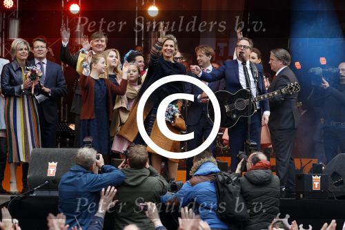 Tilburg 27 april 2017
Koningsdag in Tilburg. Aanwezige leden van de koninklijke familie zijn, Koning Willem Alexander Koningin Maxima Prinses Amalia Ariane Alexia, Prins Constantijn prinses Laurentien Prins Maurits Prinses Marilene Prins Bernhard jr Prinses Annette Prins Floris Prinses Aimee Prins Pieter Christiaan en Prinses Anita. Guus Meeuwis en Gers Pardoel zingen ze toe.