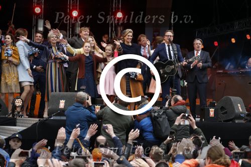 Tilburg 27 april 2017
Koningsdag in Tilburg. Aanwezige leden van de koninklijke familie zijn, Koning Willem Alexander Koningin Maxima Prinses Amalia Ariane Alexia, Prins Constantijn prinses Laurentien Prins Maurits Prinses Marilene Prins Bernhard jr Prinses Annette Prins Floris Prinses Aimee Prins Pieter Christiaan en Prinses Anita. Guus Meeuwis en Gers Pardoel zingen ze toe.