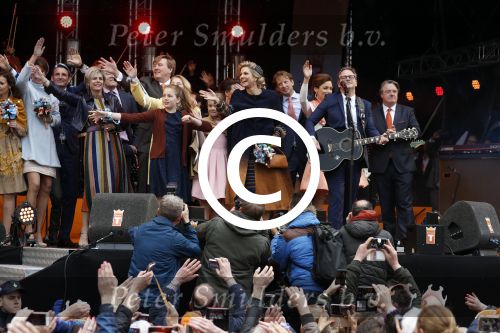 Tilburg 27 april 2017
Koningsdag in Tilburg. Aanwezige leden van de koninklijke familie zijn, Koning Willem Alexander Koningin Maxima Prinses Amalia Ariane Alexia, Prins Constantijn prinses Laurentien Prins Maurits Prinses Marilene Prins Bernhard jr Prinses Annette Prins Floris Prinses Aimee Prins Pieter Christiaan en Prinses Anita. Guus Meeuwis en Gers Pardoel zingen ze toe.