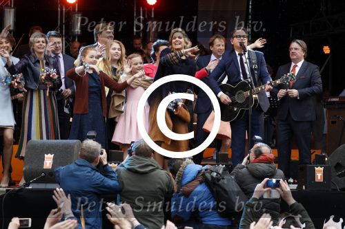Tilburg 27 april 2017
Koningsdag in Tilburg. Aanwezige leden van de koninklijke familie zijn, Koning Willem Alexander Koningin Maxima Prinses Amalia Ariane Alexia, Prins Constantijn prinses Laurentien Prins Maurits Prinses Marilene Prins Bernhard jr Prinses Annette Prins Floris Prinses Aimee Prins Pieter Christiaan en Prinses Anita. Guus Meeuwis en Gers Pardoel zingen ze toe.