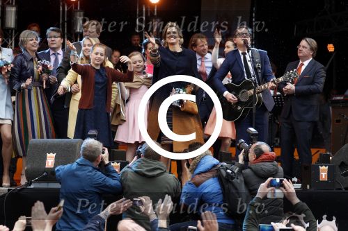 Tilburg 27 april 2017
Koningsdag in Tilburg. Aanwezige leden van de koninklijke familie zijn, Koning Willem Alexander Koningin Maxima Prinses Amalia Ariane Alexia, Prins Constantijn prinses Laurentien Prins Maurits Prinses Marilene Prins Bernhard jr Prinses Annette Prins Floris Prinses Aimee Prins Pieter Christiaan en Prinses Anita. Guus Meeuwis en Gers Pardoel zingen ze toe.