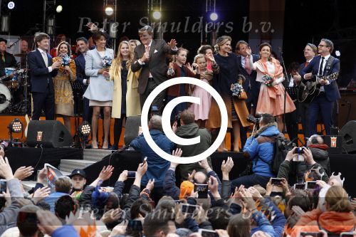 Tilburg 27 april 2017
Koningsdag in Tilburg. Aanwezige leden van de koninklijke familie zijn, Koning Willem Alexander Koningin Maxima Prinses Amalia Ariane Alexia, Prins Constantijn prinses Laurentien Prins Maurits Prinses Marilene Prins Bernhard jr Prinses Annette Prins Floris Prinses Aimee Prins Pieter Christiaan en Prinses Anita. Guus Meeuwis en Gers Pardoel zingen ze toe.