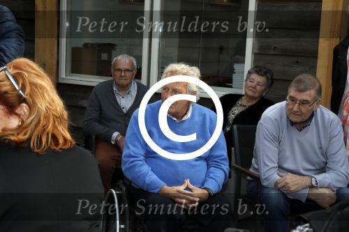 Lelystad 7 april 2017 
Uitreiking boek Christa Krommenhoek ( dochter Koos Alberts). Koos en Joke krijgen het eerste boek van haar.