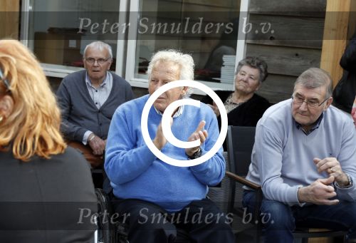 Lelystad 7 april 2017 
Uitreiking boek Christa Krommenhoek ( dochter Koos Alberts). Koos en Joke krijgen het eerste boek van haar.