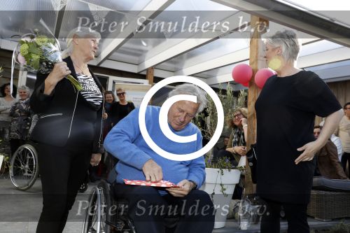 Lelystad 7 april 2017 
Uitreiking boek Christa Krommenhoek ( dochter Koos Alberts). Koos en Joke krijgen het eerste boek van haar.