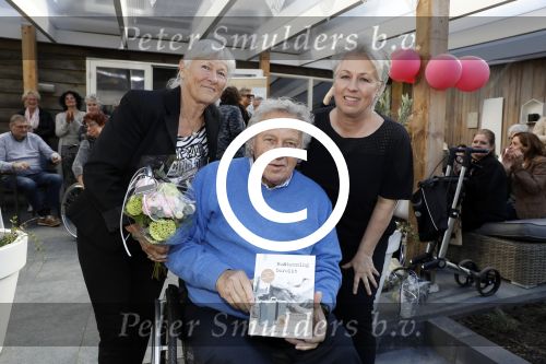 Lelystad 7 april 2017 
Uitreiking boek Christa Krommenhoek ( dochter Koos Alberts). Koos en Joke krijgen het eerste boek van haar.