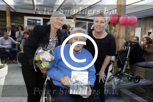 Lelystad 7 april 2017 
Uitreiking boek Christa Krommenhoek ( dochter Koos Alberts). Koos en Joke krijgen het eerste boek van haar.